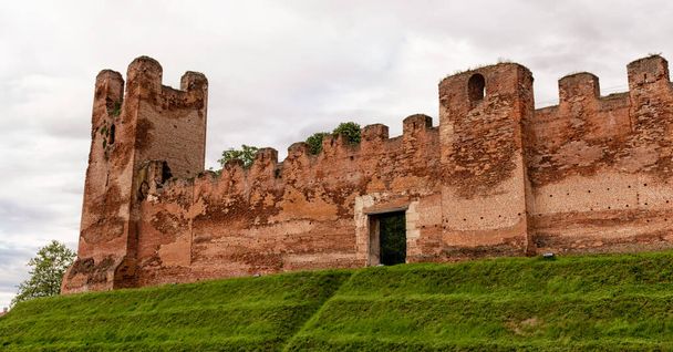 каменные стены старого укрепленного города
 - Фото, изображение