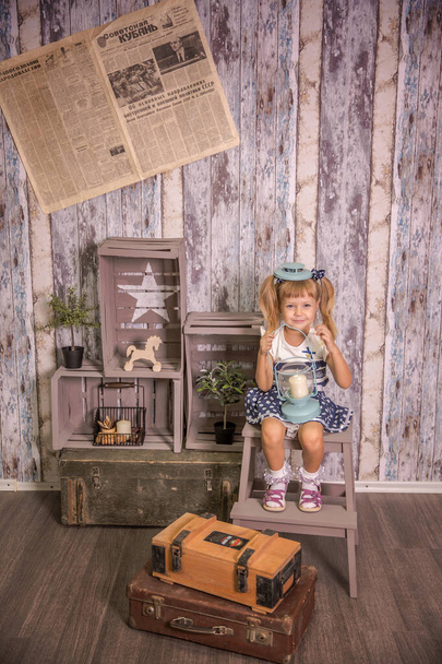 Portrait of a little girl in retro vintage photographic studios. - Valokuva, kuva