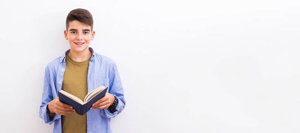 молодий студент-підліток з книгою ізольовано на білому тлі
 - Фото, зображення