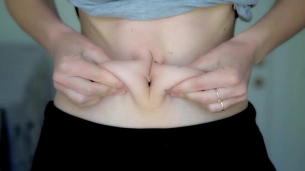 Detailní záběr na ženské břicho s nadměrným tukem na břiše. Nezdravý problém.  - Záběry, video