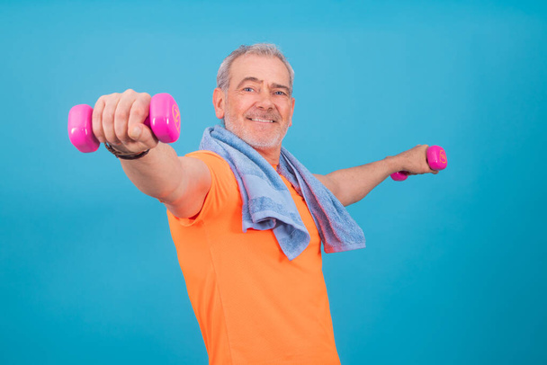 vrolijke oudere of oudere man doet sport - Foto, afbeelding