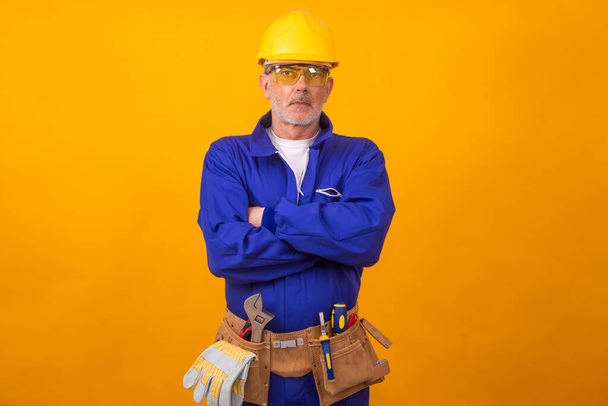 trabajador de la construcción o profesional aislado en el fondo de color con herramientas
 - Foto, Imagen
