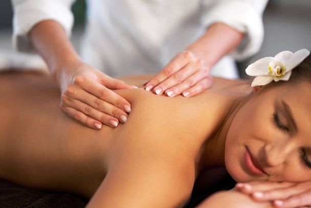 Mulher relaxada recebendo massagem nas costas
 - Foto, Imagem