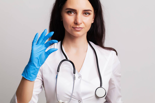 Arzt hält verschriebene Pillen für Patienten in der Hand - Foto, Bild