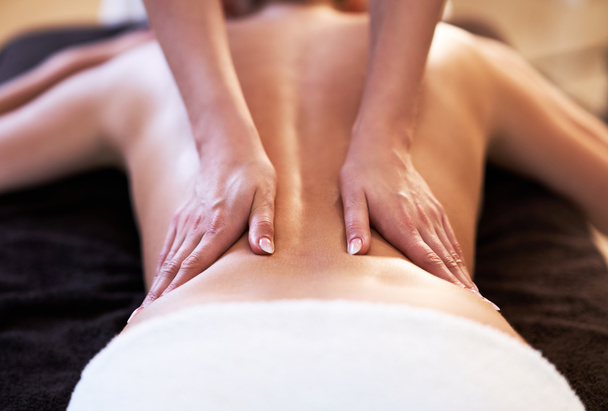 Zrelaksowana kobieta otrzymująca masaż pleców - Zdjęcie, obraz