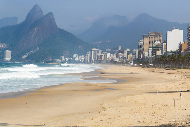 playa vacía de ipanema durante la cuarentena de la pandemia de coronavirus en rio de janeiro Brasil
. - Foto, imagen