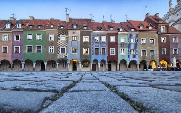 Maisons médiévales tordues sur la place principale à Poznan Pologne
 - Photo, image