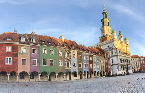 Maisons médiévales tordues sur la place principale à Poznan Pologne
 - Photo, image