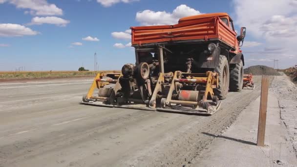 Zagęszczarka wibracyjna płytki jest zamontowany do ciężarówki, zagęszczania piasku na placu budowy dróg. - Materiał filmowy, wideo