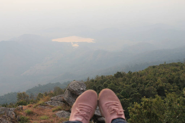 Розовые туфли с видом на горы
 - Фото, изображение