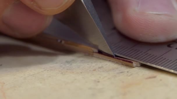 Primer plano del trabajador de cuero de mano hombre corta pieza adicional de cuero con cuchillo
 - Imágenes, Vídeo