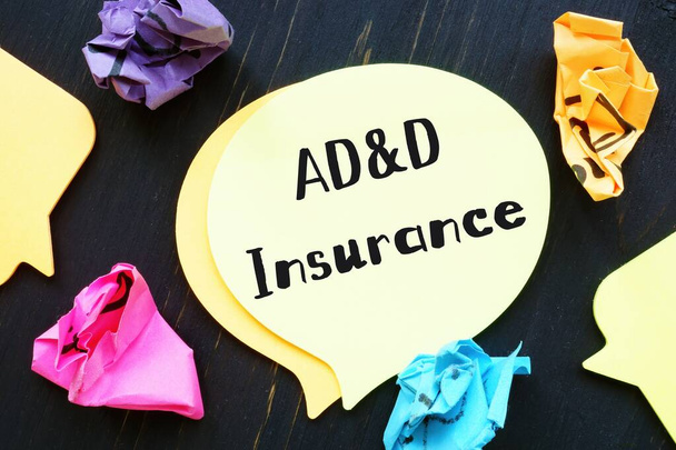 Bedrijfsconcept betekent Accidental Death and Dismemberment Insurance AD & D met zin op het blad. - Foto, afbeelding