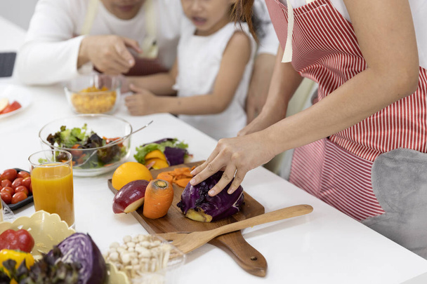 Zamknij się ręka kobiet zrobić gotowanie Ona kroi sałatkę, warzywa w kuchni w domu. Koncepcja zdrowej żywności - Zdjęcie, obraz
