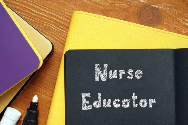 Concepto de negocio que significa Enfermera Educadora con signo en el pedazo de papel
. - Foto, Imagen