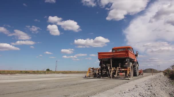 Lemez rezgés tömörítő van szerelve a teherautó, tömörítő homok az út építési területen. - Felvétel, videó