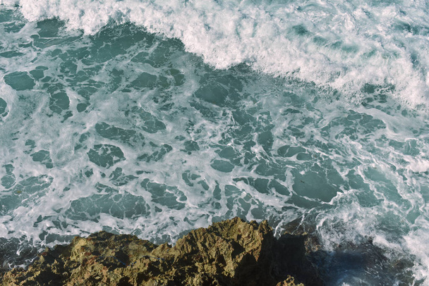 modré vlny narážejí na vysoké útesy - Fotografie, Obrázek