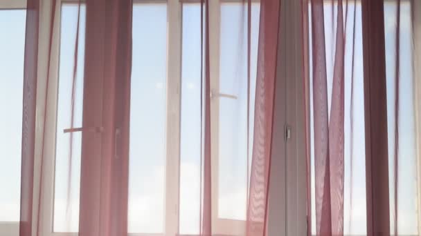 Rideaux gros plan sur la fenêtre la lumière du soleil à travers les rideaux le matin
. - Séquence, vidéo
