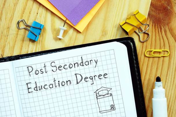 Bedrijfsconcept betekent Post Secondary Education Degree met teken op de pagina. - Foto, afbeelding