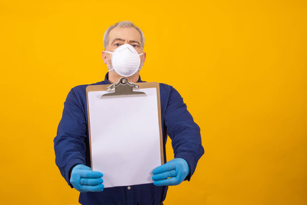изолированный человек с санитарной маской и бланковой бумагой - Фото, изображение