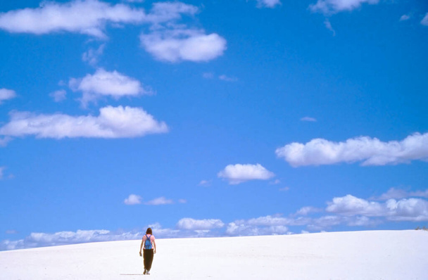 Πεζοπόρος σε White Sands Εθνικό Μνημείο Νέο Μεξικό - Φωτογραφία, εικόνα