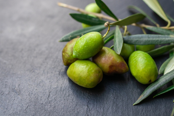 olives naturelles aux feuilles d'olivier - Photo, image