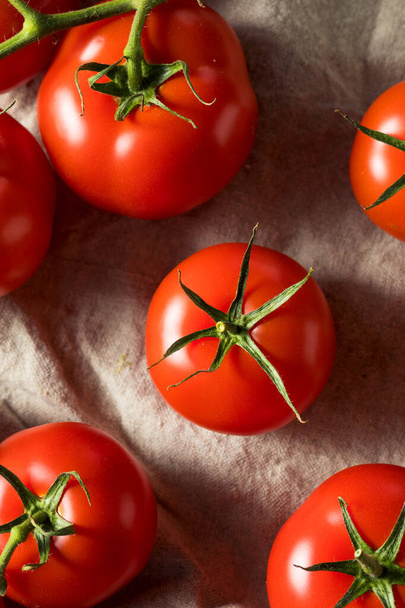 Raw Organic Vine Ripe Red Tomatoes in a Bunch - Foto, immagini
