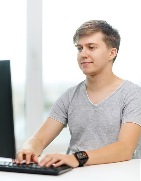 Улыбающийся студент с компьютером
 - Фото, изображение