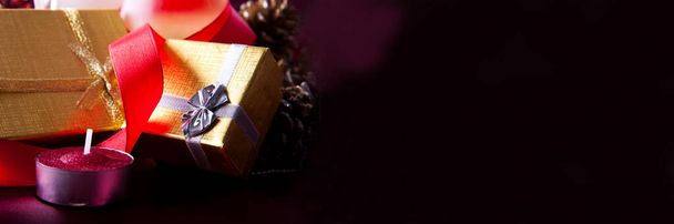 Arkaplanda boşluklu kırık kurdeleli hediye kutusu - Fotoğraf, Görsel