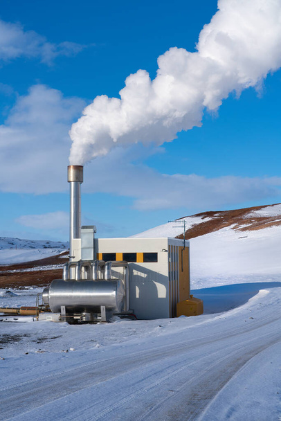 Gros plan Vue d'hiver de la centrale géothermique de Bjarnarflag, près du volcan Krafla, en Islande. C'est l'un des plus anciens d'Islande et il est opérationnel depuis 40 ans.
 - Photo, image