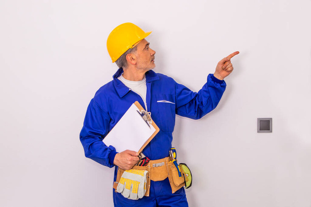 obrero de la construcción o hombre profesional con herramientas y casco
 - Foto, Imagen