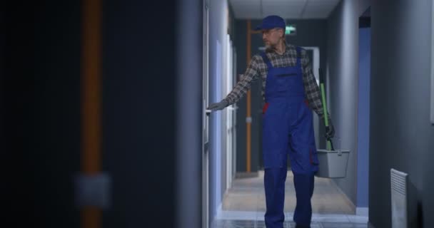 Janitor cleaning a corridor - Felvétel, videó