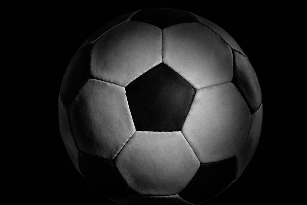 Professionelle Sportausrüstung isoliert auf schwarzem Studiohintergrund. Fußball. - Foto, Bild