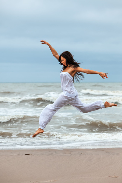 kobieta na plaży nad brzegiem morza - Zdjęcie, obraz