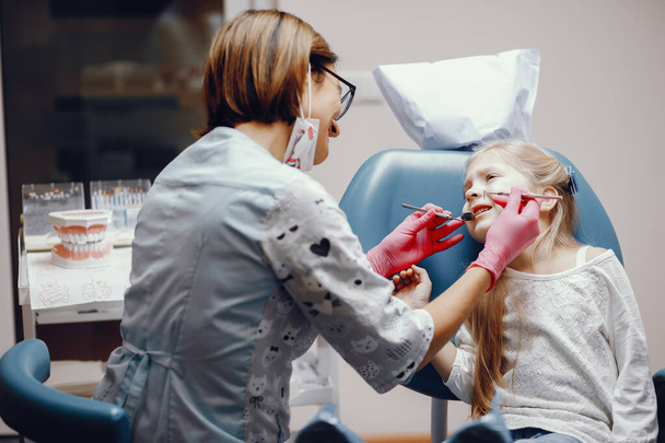 Söpö pieni tyttö istuu hammaslääkärin toimistossa
 - Valokuva, kuva