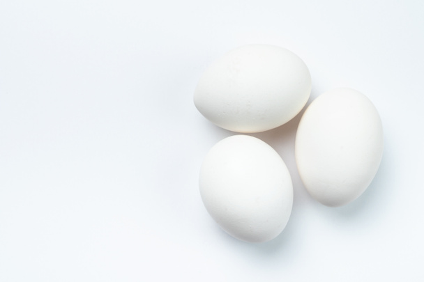 Tre uova di pollo bianco
 - Foto, immagini