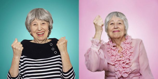 El retrato de una mujer mayor sorprendida haciendo gestos de victoria sobre el fondo del estudio. Collage.
 - Foto, Imagen