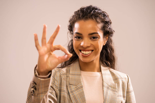 Студія зняла портрет красивої щасливої афро-американської етнічної бізнес-леді
. - Фото, зображення
