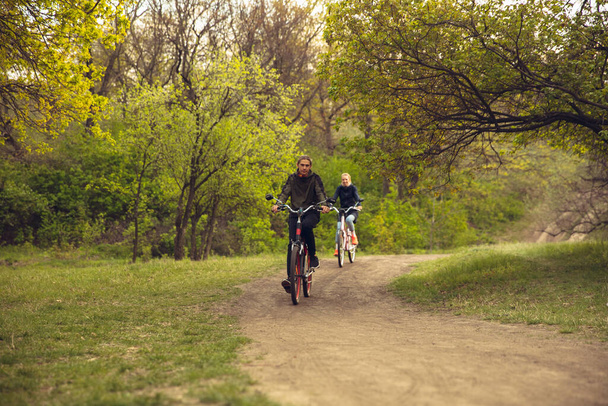 Parhaat ystävät hauskaa lähellä maaseutua puisto, ratsastus polkupyörää, viettää aikaa terveenä
 - Valokuva, kuva