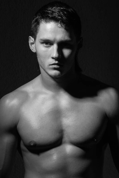 Portrait of muscular man posing in studio - Valokuva, kuva