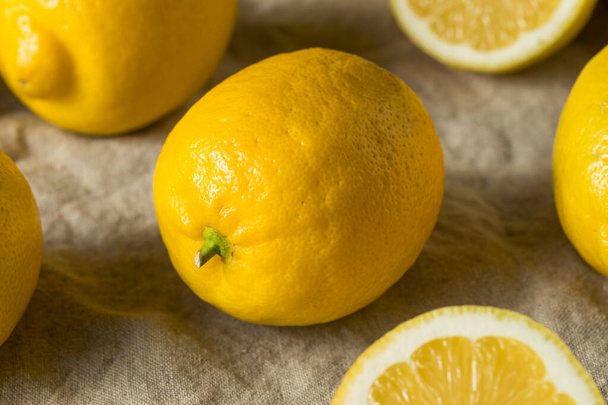 Raw Organic Yellow Lemons in a Bunch - Foto, afbeelding