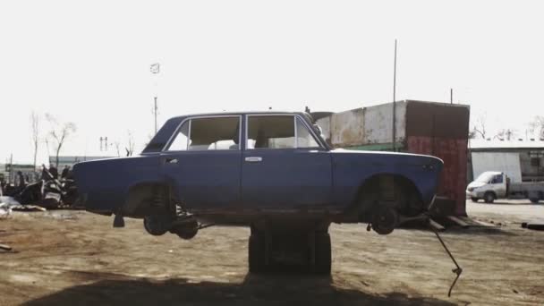 Vervoer van een oude auto op een stortplaats - Video