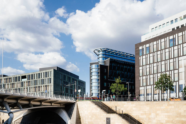 Berlin 'de Spree Nehri' nin nehir kenarındaki modern ofis binaları - Fotoğraf, Görsel