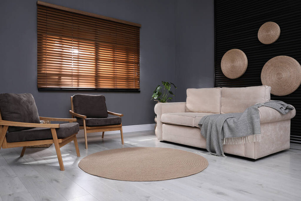 Stílusos belső tér kényelmes kanapéval és fotelekkel - Fotó, kép
