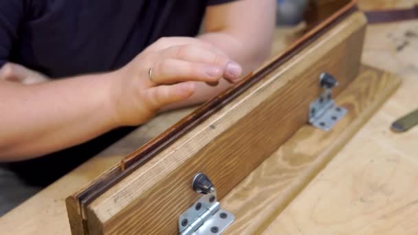 Processus de travail de fabrication de ceinture en cuir marron dans l'atelier de cuir. Mans mains créant une nouvelle ceinture élégante
 - Séquence, vidéo
