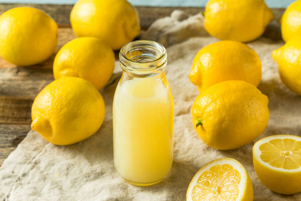 Raw Organic Fresh Lemon Juice Ready to Use - Foto, Bild