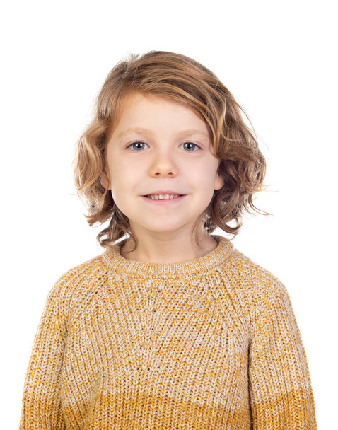 Niño rubio feliz con el pelo largo aislado sobre un fondo blanco
 - Foto, imagen
