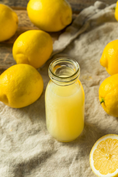 Raw Organic Fresh Lemon Juice Ready to Use - Φωτογραφία, εικόνα