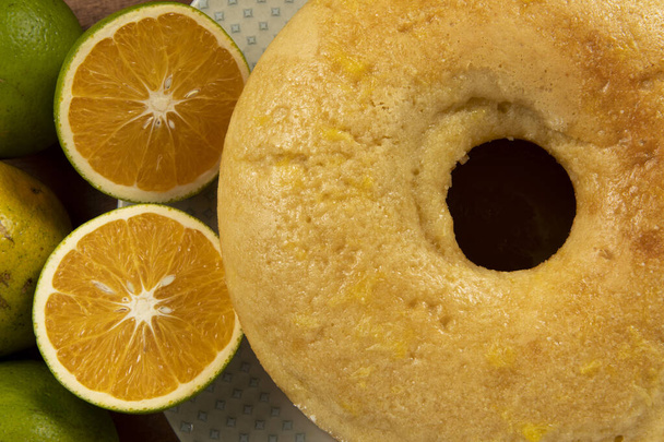 самодельный оранжевый торт в круглой форме с отверстием
 - Фото, изображение