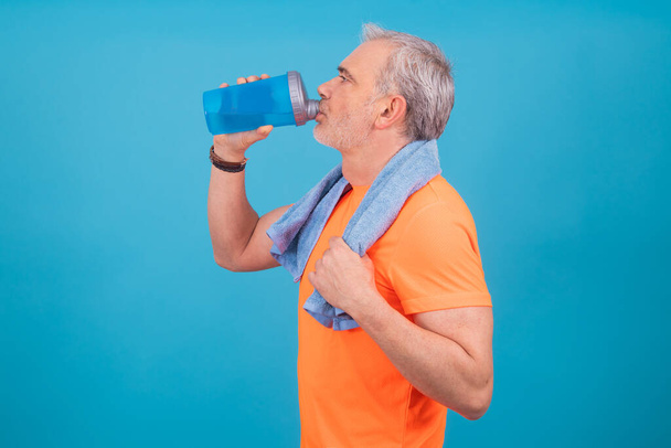 hombre adulto o mayor con ropa deportiva aislada sobre fondo de color
 - Foto, imagen