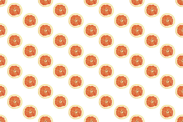 Бесшовный рисунок изолированных ломтиков грейпфрута. Обои для фона, дизайна и упаковки
 - Фото, изображение